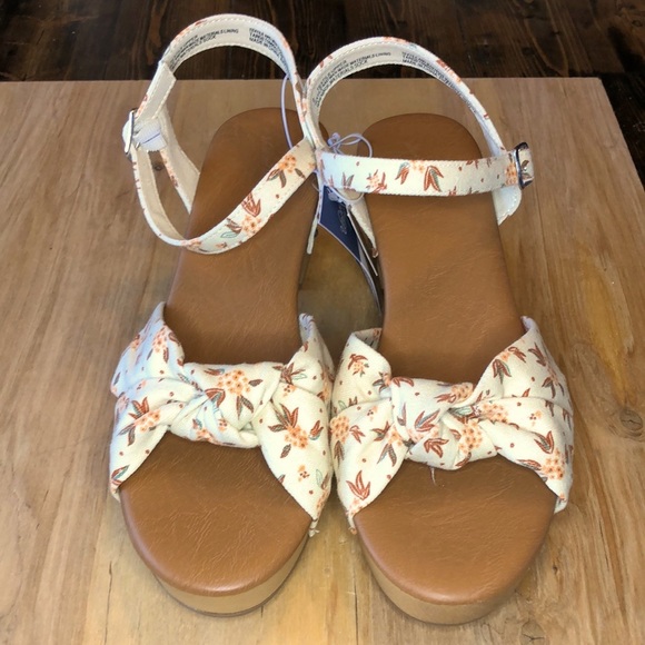 Universal Thread Shoes - Universal Thread Womens Sandles size 9. NWT. Cushioned soles with memory foam